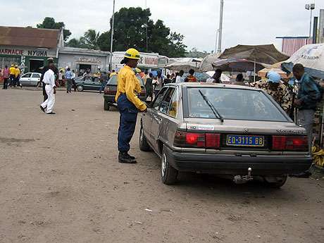 Bonhomme jaune en pleine action dans les rues de Kinshasa